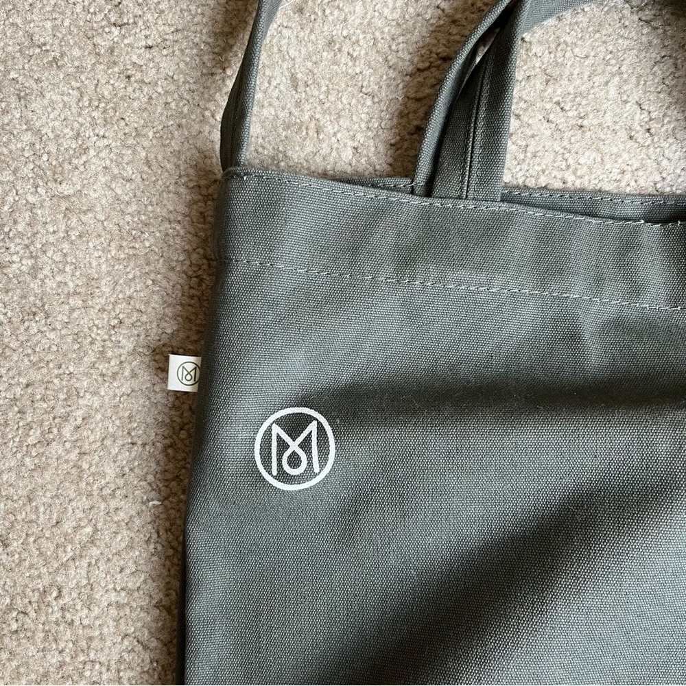 Monocle Magazine Canvas Tote Bag + Summer Edition Magazine Konfekt | Olive Green - Picture 10 of 12